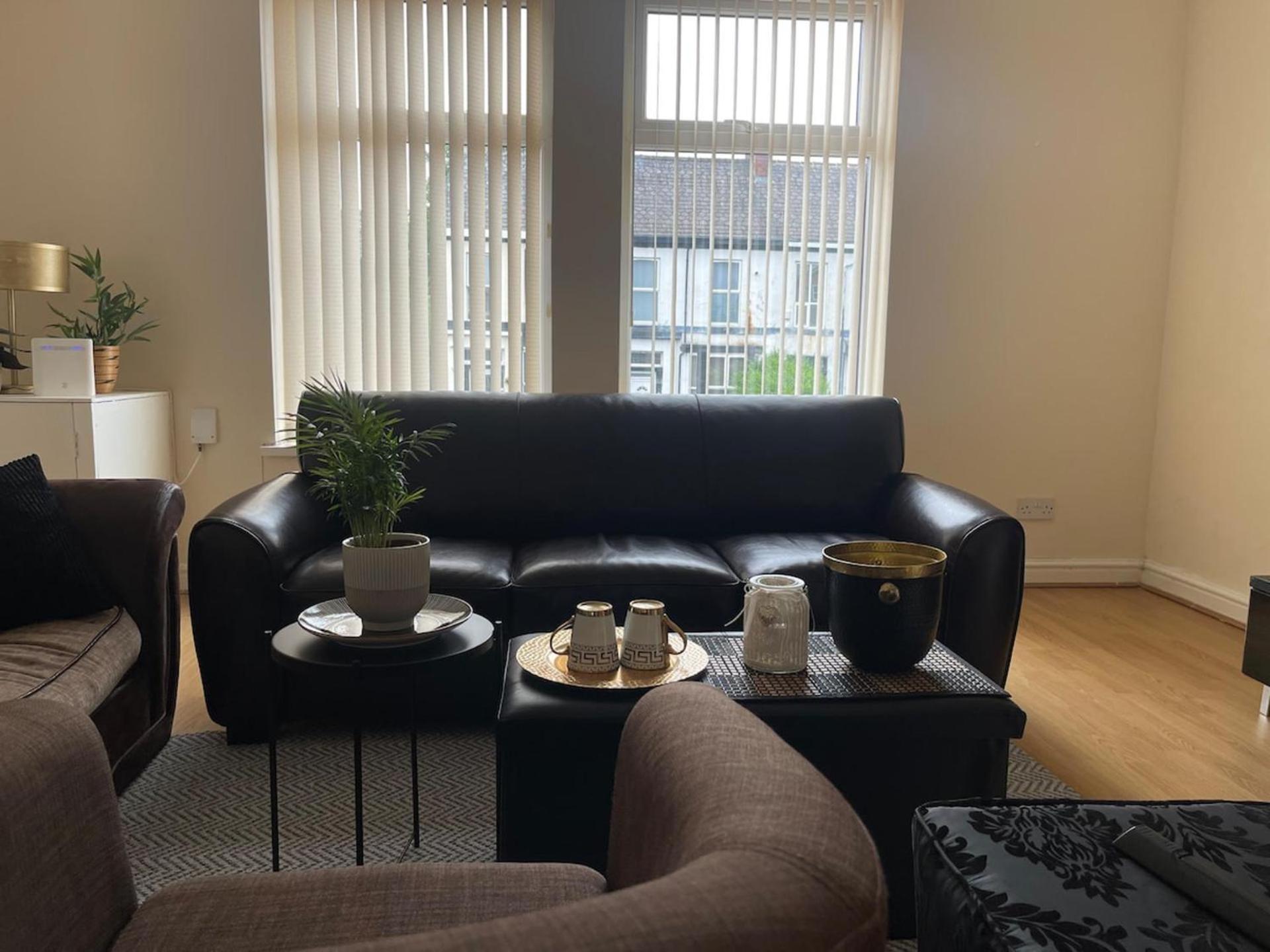 2-Bed Apartment - Sleeps 4 - Street Parking - Wifi Манчестър Екстериор снимка