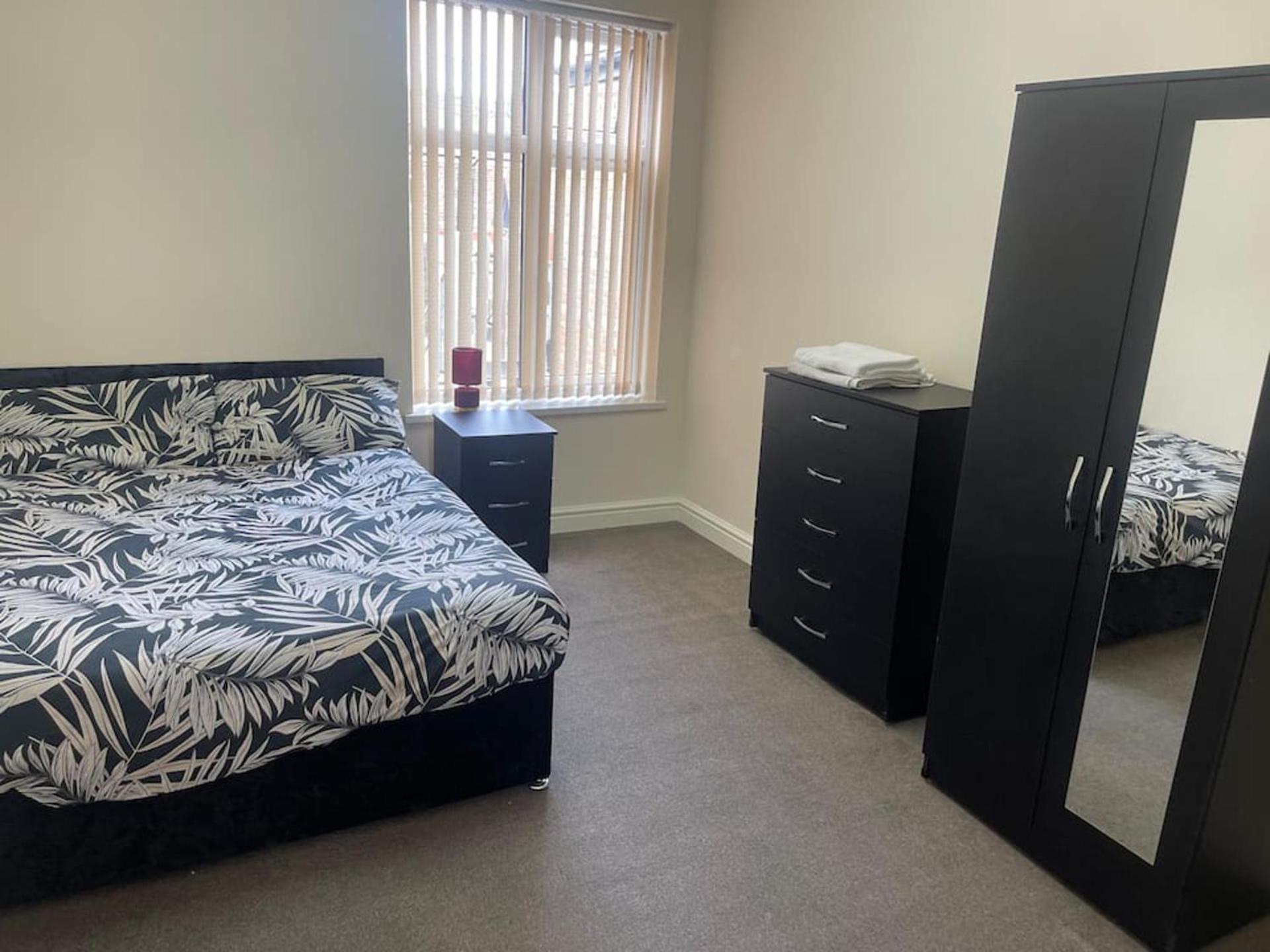2-Bed Apartment - Sleeps 4 - Street Parking - Wifi Манчестър Екстериор снимка